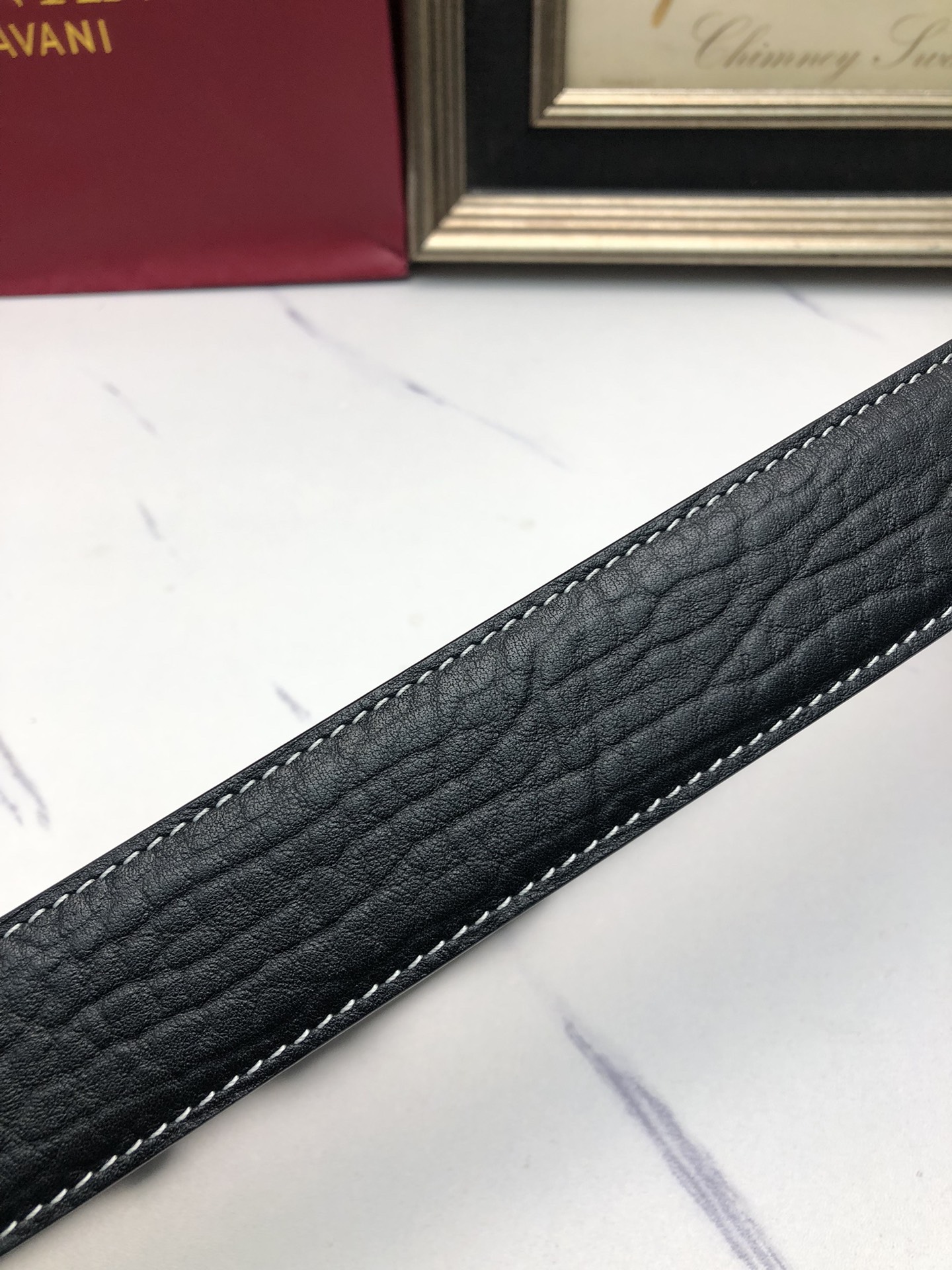 華倫天奴：原單頭層牛皮大象皮紋面，內襯頭層小牛皮底，搭配原單自動扣，可裁剪的自動帶，此款腰帶面雙採用意大利原定廠制進口牛皮帶身 ，對專版櫃足寬3.5