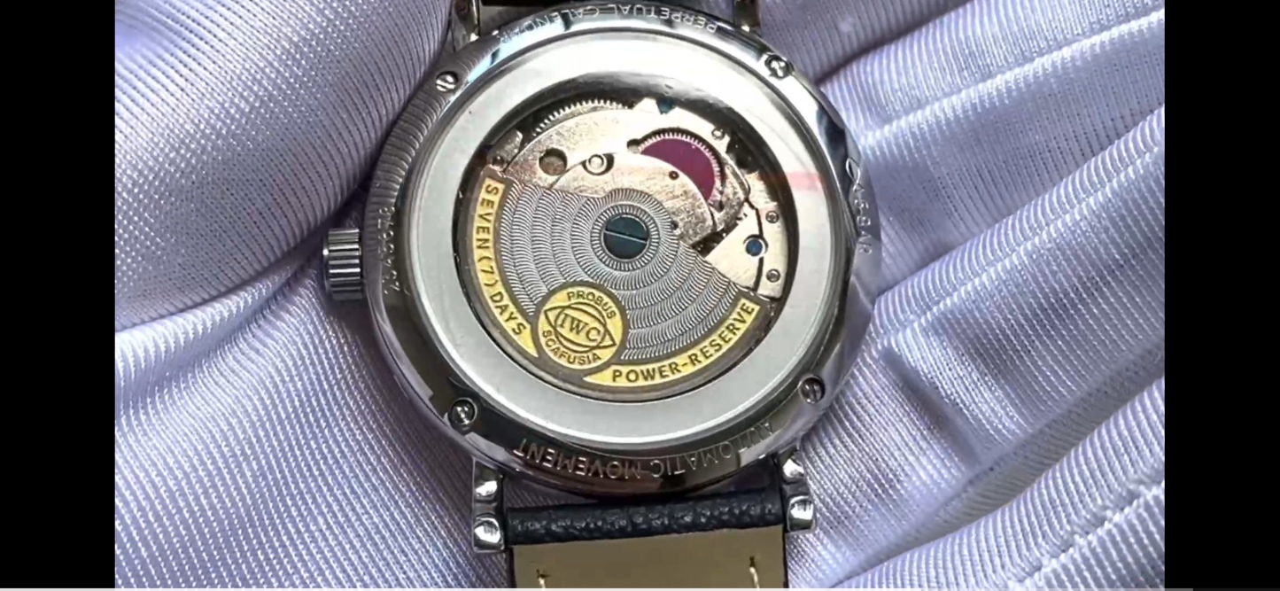 
🔥顏值巔峰  傾情演繹🔥
IWC旗下最耀眼的明星，萬年一瞬，品鑒IWC萬國柏濤菲諾萬年曆腕表！
1⃣️ 【機芯】採用3836-2型自制機芯，其機芯運轉穩定，月相處更是1:1還原正品，在光線下月相中的星星太陽更是明亮發光，走時精准，幾乎零返修！
2️⃣【表殼】正品開模，1:1完美還原！腕表尺寸40mm，整個表殼採用獨家研發的CNC精磨工藝，與原裝工藝效果如出一轍！
3️⃣【錶盤】錶盤12刻度細節精益求精，1:1還原鍍銀錶盤，9位更是1:1還原閏年設計，採用雙面防反光拱形鍍膜鏡面，使其整體錶盤質感更佳