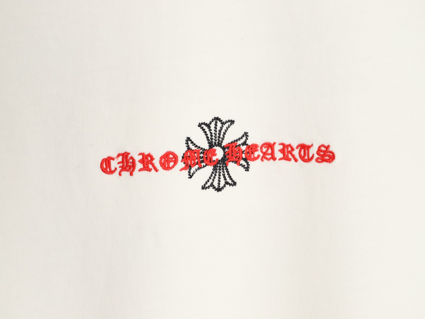 CHROME HEARTS克羅心CH 26ss 梵文十字架刺繡短袖T恤
No.1的質量 真正天花板品質，正確320g定織定染雙紗面料 柔軟舒適，成衣洗水 定染螺紋 無色差 不變形 手工磨爛超重工藝。螺紋領口均為克某心原領口 高包裹度 領口寬度和櫃櫃精確到毫米 厚領口不易變形，注意做工 領口處針腳 無折疊 順暢自然沒重疊線 真正還原 這是多少人都做不到的 ，區別市場通貨!
M1 Size: S-XL