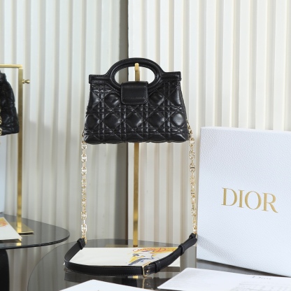 原廠級 黑色鏈條手袋
這款 Dior Jolie Top Handle 迷你鏈條手袋是二零二六早春成衣系列新品，呈現出優雅精緻的設計。採用黑色羊皮革精心製作，飾以藤格紋，翻蓋點綴以金色飾面金屬 CD 標誌和白色樹脂珠飾。內設一個隔層，可收納各種日常用品。搭配雙頂部手柄和可調節、可拆卸 CD 鏈條肩帶，肩帶由皮革帶和 CD 鏈環組成，飾以白色樹脂珠飾，可舒適手提、肩背或斜挎，可與日常或晚裝造型搭配。
