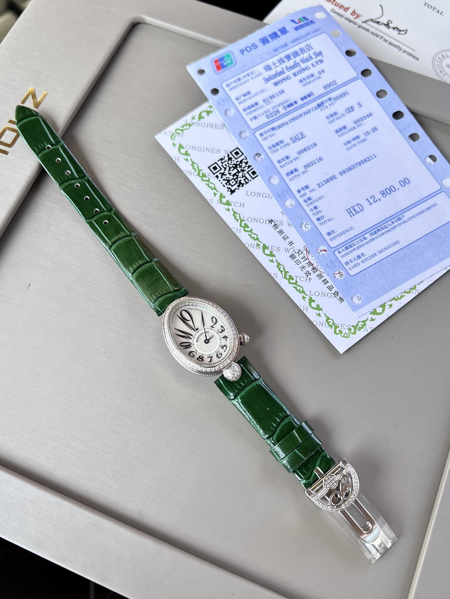 優雅出品史上最強復刻女表——寶璣那不勒斯皇后  黃金殼  系列驚艷登場，修正市場版本的所有不足，高貴典雅，盡顯女王風範！
【表殼】腕表尺寸分別為中號36.5x28.5毫米 小號33 x 25毫米
鵝卵形表殼高雅大氣，表殼外緣飾有錢幣紋。表圈和表殼周圍鑲嵌共117顆施華洛水晶（約0.99克拉）。表冠處鑲有一顆梨形晶石（約0.26克拉）
【精彩細節】
1.與原裝吻合，在表殼背部均打有貴金屬標識，效果清晰工整，彰顯腕表檔次。2.穹面玻璃，從側面看不僅有魚眼效果，還能折射鑽石帶來的璀璨光芒，更顯腕表高貴血統。
3