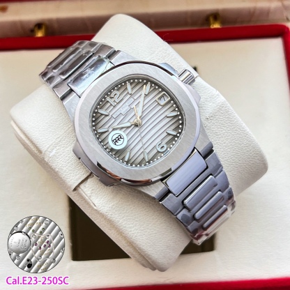 RRR廠聯合瑞士設計師耗時兩年，重金打造天花板PP鸚鵡螺7010系列！原版起模還原數據，達到1：1精細對版。
亮點1️⃣
秒殺市面絕大多數石英女表，搭載🫱🏻🫱🏻（瑞士原裝Cal.E 23-250SC機芯）🫲🏻🫲🏻絕無僅有！0誤差0故障。
亮點2️⃣
字面採用瑞士鋁酸鍶鹽（無放射性）夜光塗層工藝，結合光學塗層增強吸光效率，延長余暉時間，還原原版姿態，讓佩戴者在夜晚更顯靚麗。
亮點3️⃣
原版尺寸：32mm直徑，6.9mm厚度。此款鸚鵡螺女款不僅擁有優雅運動風格，還增加了幾分柔美