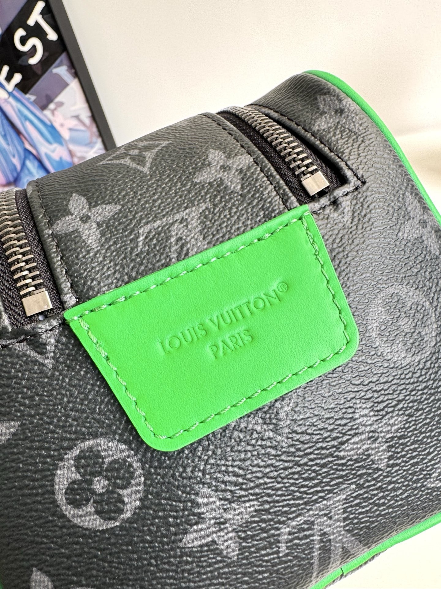『動態芯片』 🇫🇷海外原單M26433獨家實拍！本款 Dopp Kit 盥洗袋首度為 Monogram Eclipse 塗層帆布搭配明麗皮革，令功能設計釋放動感氣息。雙拉鍊和皮革手柄便於取放洗漱用品。尺寸：28×16.5×15cm