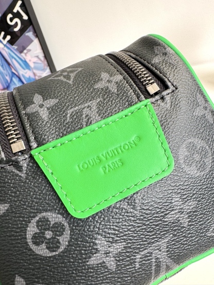 『動態芯片』 🇫🇷海外原單M26433獨家實拍！本款 Dopp Kit 盥洗袋首度為 Monogram Eclipse 塗層帆布搭配明麗皮革，令功能設計釋放動感氣息。雙拉鍊和皮革手柄便於取放洗漱用品。尺寸：28×16.5×15cm