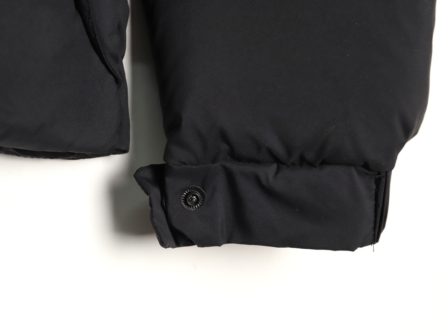 🔝Moncler 蒙口 黑武士羽絨服外套
經典黑武士造型 連續多年斷貨王 我們採用原版東麗集團進口 聚酯纖維三防面料定染 雙層訂制內膽里布 填充平均250g左右90白鵝絨 原版一致YKK正品拉鍊五金 用料扎實 誠意之作
尺碼：3 4 5 6