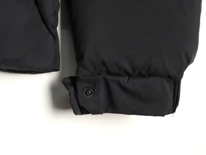 🔝Moncler 蒙口 黑武士羽絨服外套
經典黑武士造型 連續多年斷貨王 我們採用原版東麗集團進口 聚酯纖維三防面料定染 雙層訂制內膽里布 填充平均250g左右90白鵝絨 原版一致YKK正品拉鍊五金 用料扎實 誠意之作
尺碼：3 4 5 6