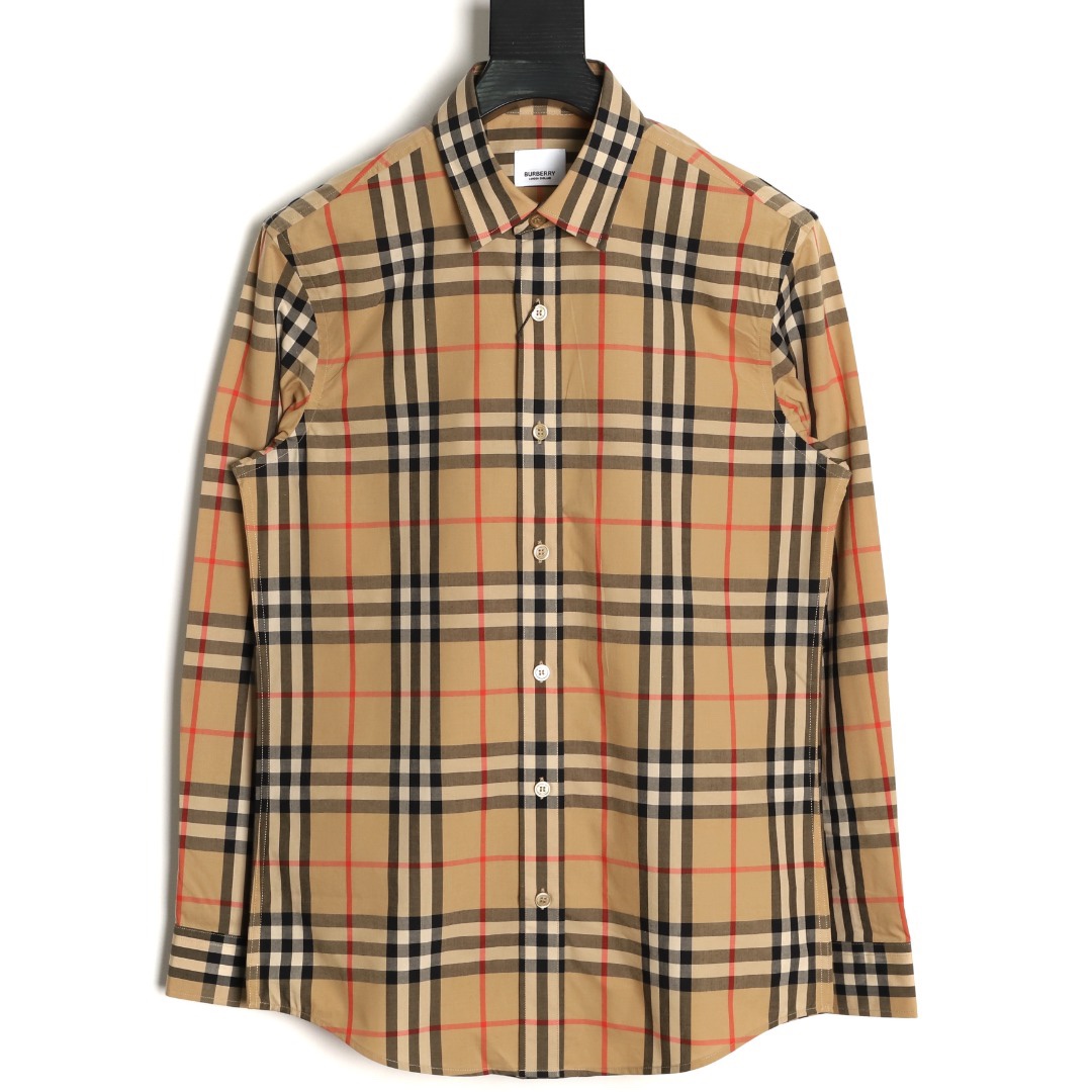 Burberry/巴寶莉 經典大格紋棉質長袖襯衫
面料採用雙股80支梭織小斜紋面料，格紋對位，
紗線定織定染，每個獨立的尺碼都是定位裁片，前幅，口袋，
袖子等部位都是對格對位的，工序複製，費時費料，採用純天然珍珠貝殼紐扣，
洗水嘜定制，多處手工一片一片激光剪裁對位，
所有工序，用料都是ZP做法，區別市面一眼假版本
此款更是絕對不能錯過的珍寶級別產物！！
顏色：卡其大格
S Size：S-XL