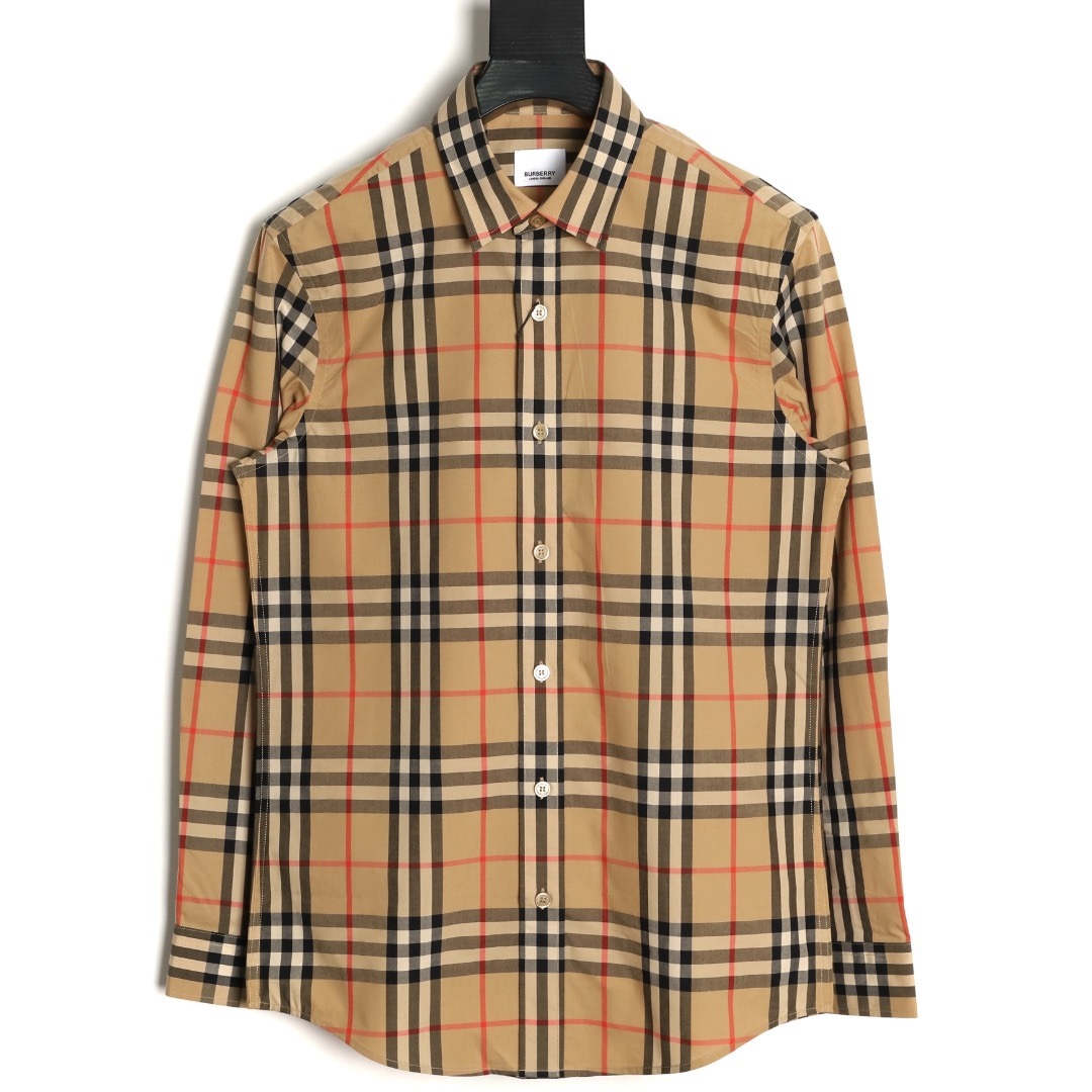 Burberry/巴寶莉 經典大格紋棉質長袖襯衫
面料採用雙股80支梭織小斜紋面料，格紋對位，
紗線定織定染，每個獨立的尺碼都是定位裁片，前幅，口袋，
袖子等部位都是對格對位的，工序複製，費時費料，採用純天然珍珠貝殼紐扣，
洗水嘜定制，多處手工一片一片激光剪裁對位，
所有工序，用料都是ZP做法，區別市面一眼假版本
此款更是絕對不能錯過的珍寶級別產物！！
顏色：卡其大格
S Size：S-XL