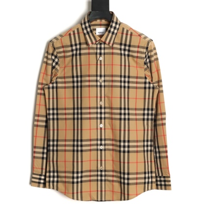 Burberry/巴寶莉 經典大格紋棉質長袖襯衫
面料採用雙股80支梭織小斜紋面料，格紋對位，
紗線定織定染，每個獨立的尺碼都是定位裁片，前幅，口袋，
袖子等部位都是對格對位的，工序複製，費時費料，採用純天然珍珠貝殼紐扣，
洗水嘜定制，多處手工一片一片激光剪裁對位，
所有工序，用料都是ZP做法，區別市面一眼假版本
此款更是絕對不能錯過的珍寶級別產物！！
顏色：卡其大格
S Size：S-XL