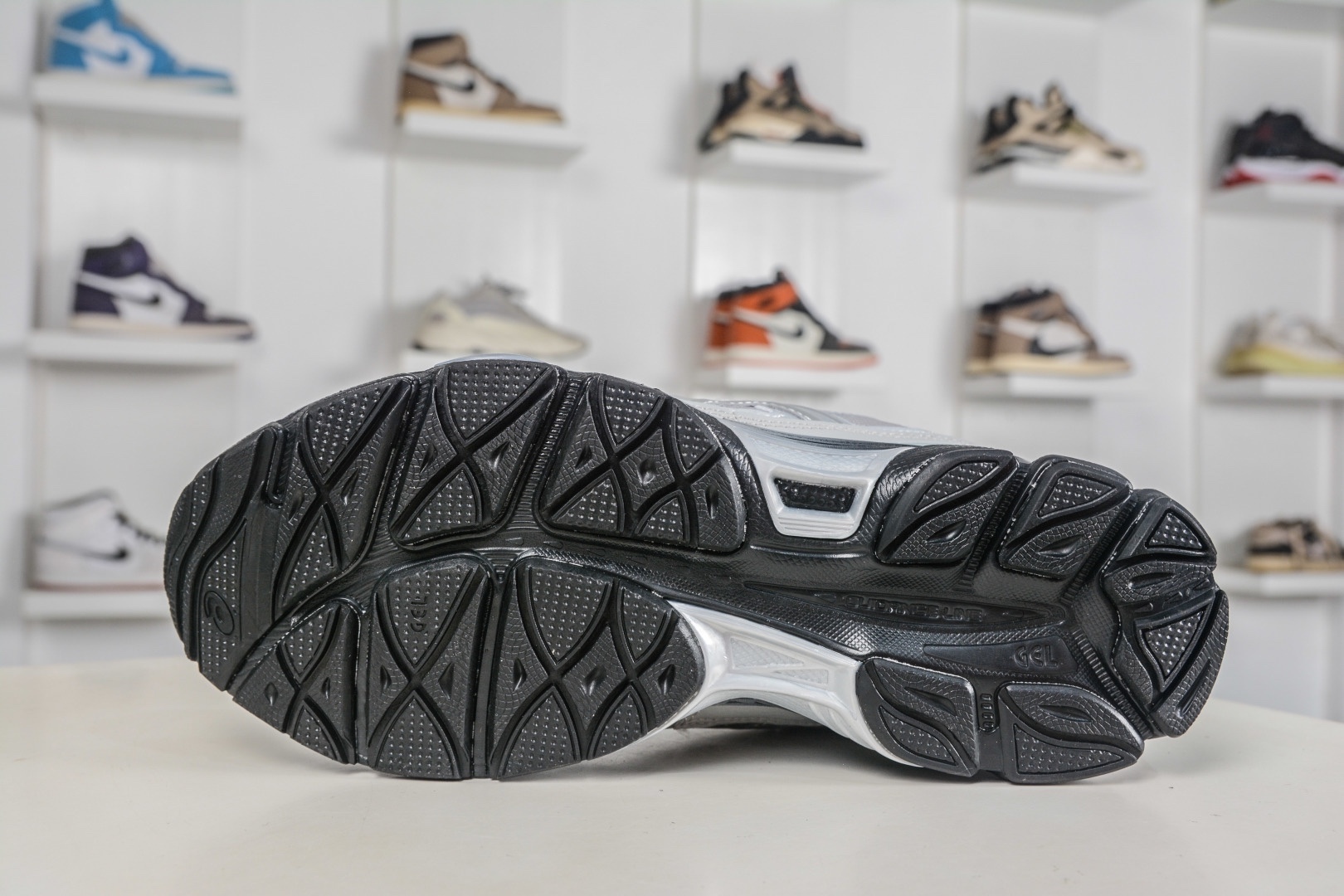 Asics Gel-NYC 亞瑟士運動休閒透氣專業跑鞋 
貨號: 1203A280 020
尺碼：36 37 37.5 38 39.5 40 40.5 41.5 42 42.5 43.5 44 45