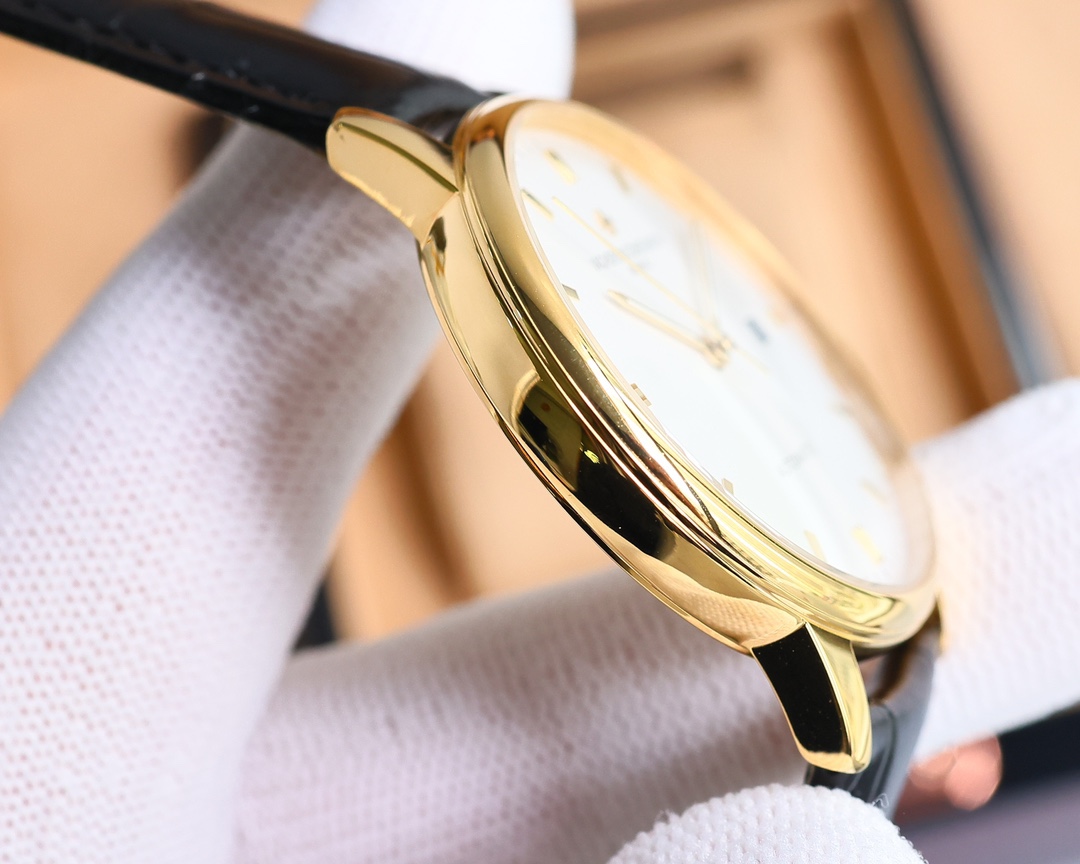 
最新款推薦   市場最高復刻 V4升級版本 江詩丹頓VC傳承系列85180腕表！
1⃣️【表殼】尺寸40MMX9MM，完美圓形的表殼，搭配微孤式表耳設計，使之更加貼合佩戴者的手腕。每一個成品殼套，都需經過MK嚴格的質量把控，方能還原正品獨特的質感。
2⃣️【機芯】9015鋼輪等部件均由MK制表師精工裝飾，自動擺陀更是鍍有18k金，最大限度呈現原裝精湛的工藝水平。
3⃣️【表鏡】前後兩片藍寶石玻璃鏡面，均有防眩暈鍍膜處理。
4⃣️【錶帶】雙層意大利小牛皮，搭配馬耳他十字針扣。🔥AD出品精品不斷🔥