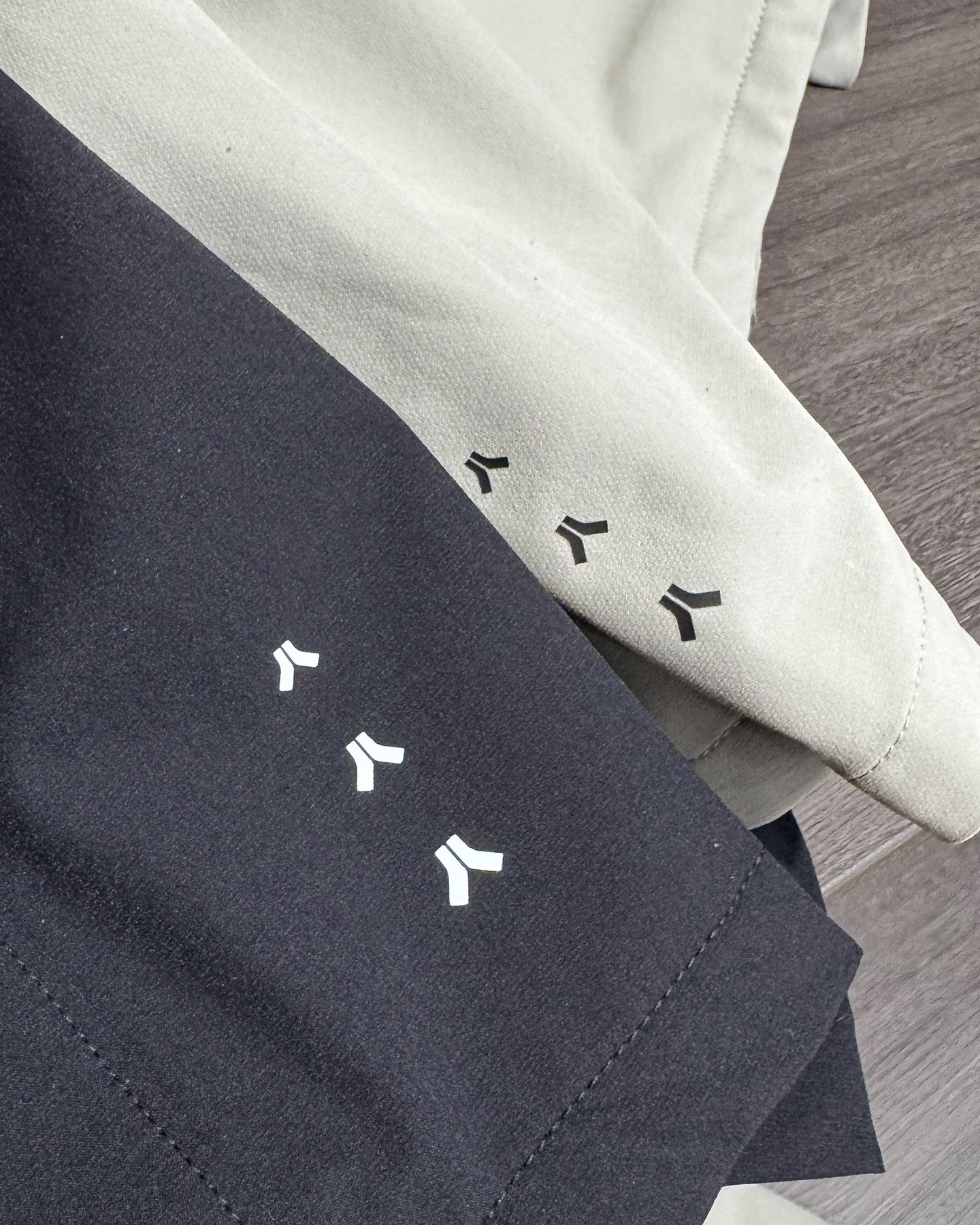 KAILAS‌/凱樂石春秋薄款輕量化衝風衣上衣外套】輕裝上陣！風雨無阻！

解鎖春秋戶外自由！輕到能揣進包里，卻能扛住風雨突襲！

極致輕量化面料，告別臃腫，上身輕若無物，跑步、騎行不束縛，戶外通勤也能利落有型！

透氣膜科技，運動時快速排汗，避免悶熱黏膩，春秋穿剛剛好！

立領剪裁護住脖頸，阻擋冷風灌入！

戶外級耐造，耐磨抗撕裂，口袋拉鍊防掉物，細節拉滿，徒步、騎行都穩！

極簡純色，內搭衛衣、T恤都好看，日常出街也能穿出高級感！

顏色:岩石灰  神秘黑
尺碼:L-3xL
L碼：   胸