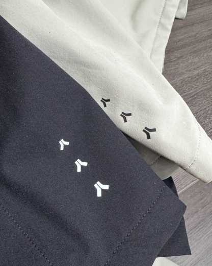 KAILAS‌/凱樂石春秋薄款輕量化衝風衣上衣外套】輕裝上陣！風雨無阻！

解鎖春秋戶外自由！輕到能揣進包里，卻能扛住風雨突襲！

極致輕量化面料，告別臃腫，上身輕若無物，跑步、騎行不束縛，戶外通勤也能利落有型！

透氣膜科技，運動時快速排汗，避免悶熱黏膩，春秋穿剛剛好！

立領剪裁護住脖頸，阻擋冷風灌入！

戶外級耐造，耐磨抗撕裂，口袋拉鍊防掉物，細節拉滿，徒步、騎行都穩！

極簡純色，內搭衛衣、T恤都好看，日常出街也能穿出高級感！

顏色:岩石灰  神秘黑
尺碼:L-3xL
L碼：   胸