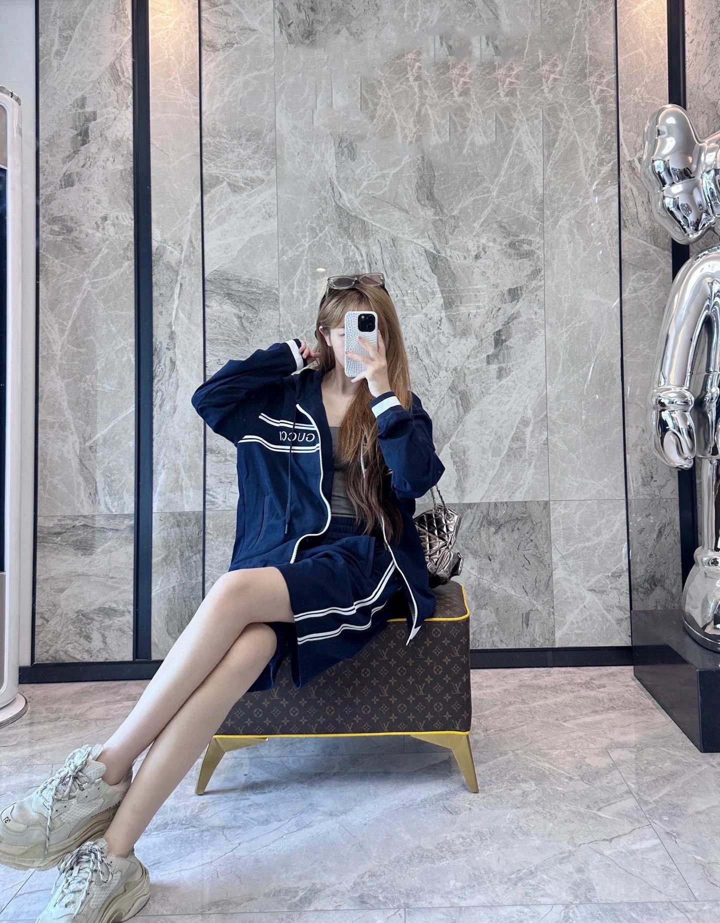 Gucci/古馳 G字母膠條拉鍊連帽外套
這款單品出自Lido系列，設計靈感源自意大利海岸的夏日風情和海灘俱樂部，早秋系列聚焦基礎廓形與經典細節，匠心呈獻日常服飾和晚裝造型，這款休閒連帽衛衣採用平紋針織面料精制而成，中央貫穿點綴G標識條紋印花，男女同款，定制輔料三標
A Size:S-XL