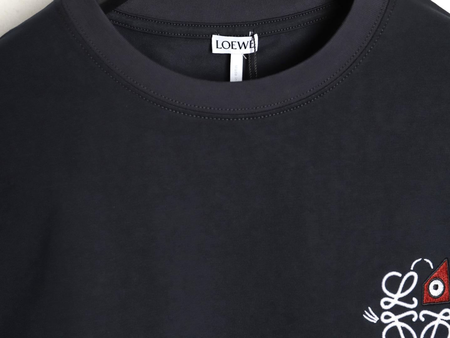 🔝LOEWE X LOUIS WAIN 幾何刺繡短袖T恤
定制緞光精密超柔錦棉，採用進口機刺繡工藝，精度高，線條流暢而細膩，面料都經過澆洗，手感質感更佳，不易變形，不易縮水，不易褪色，寬松版型
B Size： S-XL