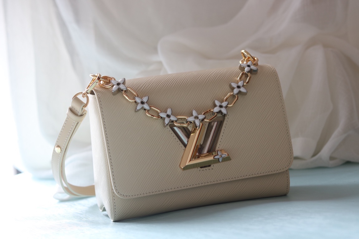 [玫瑰]最新歐洲版本[玫瑰] 原版品質[玫瑰]款號:50500/M24044/M24043[玫瑰]Twist MM LV Bloom手提包以迷人的新細節迎接春天。它採用了深色Epi皮革，帶有LV簽名迷人的雙色旋轉扣，並配有裝飾，短鏈上鑲嵌著精緻的單體花朵。由於優雅的可拆卸皮革肩帶和寬敞的多孔內部，她是一個精緻而多功能的伴侶。

23x17x9.5釐米(長度x高度x寬度)
裝配·光滑皮革內襯金色和銀色配件帶有LV簽名旋轉
.皮帶:可拆卸和可調
.皮帶長度(承載，最小):31.0釐米
