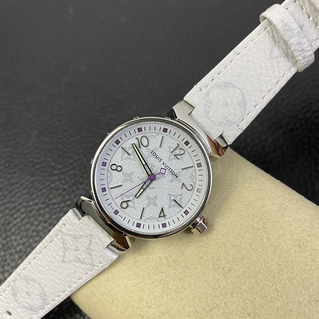 LV工廠超神之作，LV——TAMBOUR SLIM全系列陸續空降市場！致敬原廠 完成使命！【三大超級亮點】腕表尺寸34mm1.錶盤的填油細膩，印刷立體，刻度鑲嵌工整，個個精品無瑕。2.藍寶水晶通透感極佳，與殼體銜接完美。3.表殼打磨呈現瑞士一線品牌高級質感。【兩大必買理由】1.錶帶採用ECCO Leather皮料供應商——手工縫製！還原正品按鍵式快拆設計，方便快捷。2.2020年最具性價比腕表——採用瑞士石英機芯，做工翻倍無返修，不但是送禮佳品，更是自留神器！