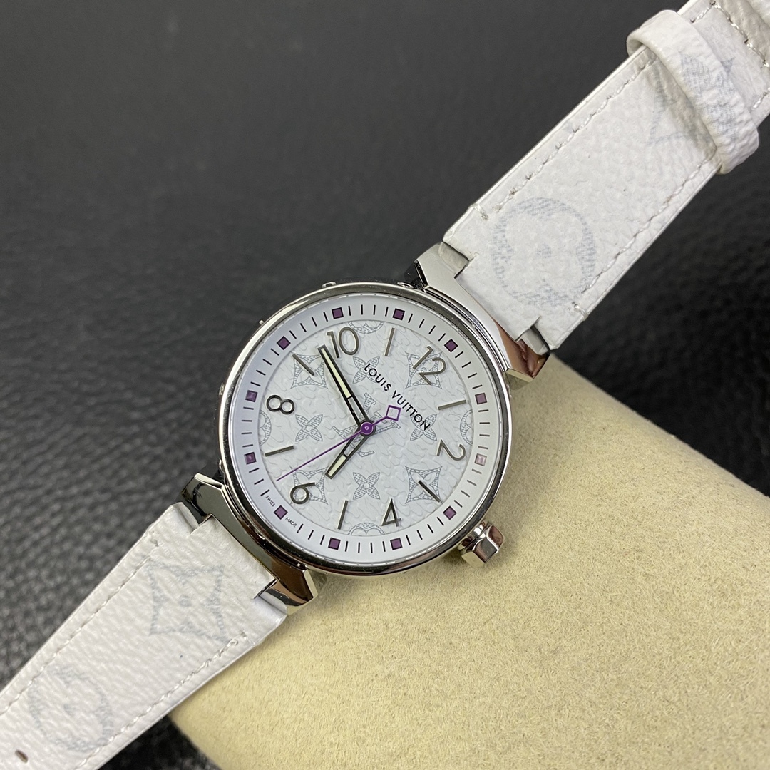 LV工廠超神之作，LV——TAMBOUR SLIM全系列陸續空降市場！致敬原廠 完成使命！【三大超級亮點】腕表尺寸34mm1.錶盤的填油細膩，印刷立體，刻度鑲嵌工整，個個精品無瑕。2.藍寶水晶通透感極佳，與殼體銜接完美。3.表殼打磨呈現瑞士一線品牌高級質感。【兩大必買理由】1.錶帶採用ECCO Leather皮料供應商——手工縫製！還原正品按鍵式快拆設計，方便快捷。2.2020年最具性價比腕表——採用瑞士石英機芯，做工翻倍無返修，不但是送禮佳品，更是自留神器！