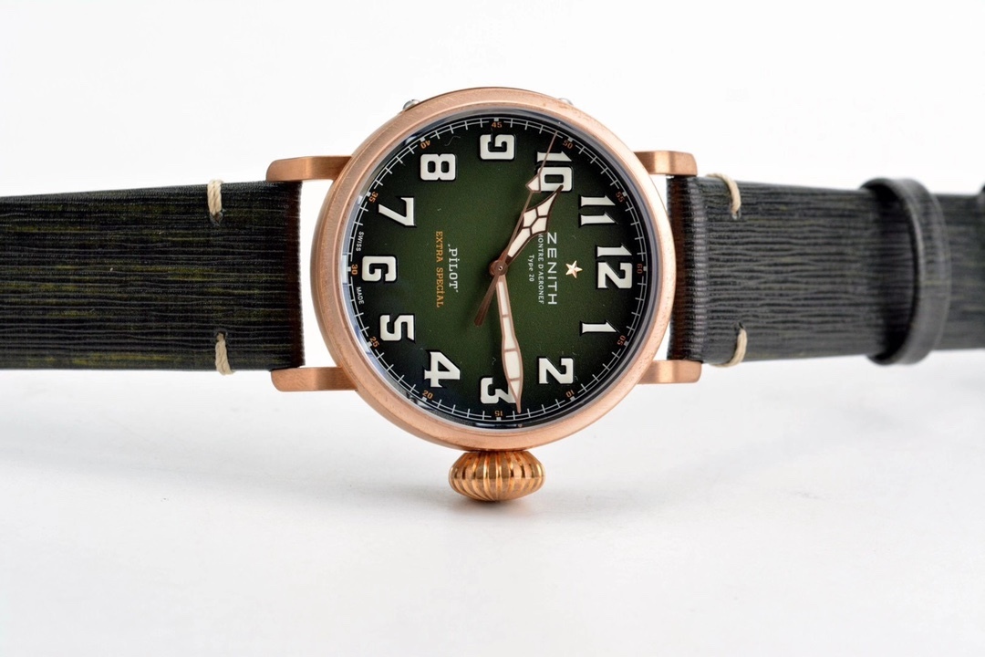 XF 真力時新品爆款：
卡其綠“青銅大飛”
1，全新殼套，升級進口材料，不，並且用特殊工藝處理不會再出現髒斑比復古感十足。
2，全新貼近軍事風格的粒面“卡其綠”錶盤。
3，具有真力時標誌性設計的“洋蔥大把頭”
青銅材質，歲月變遷，賦予你獨特的個性。