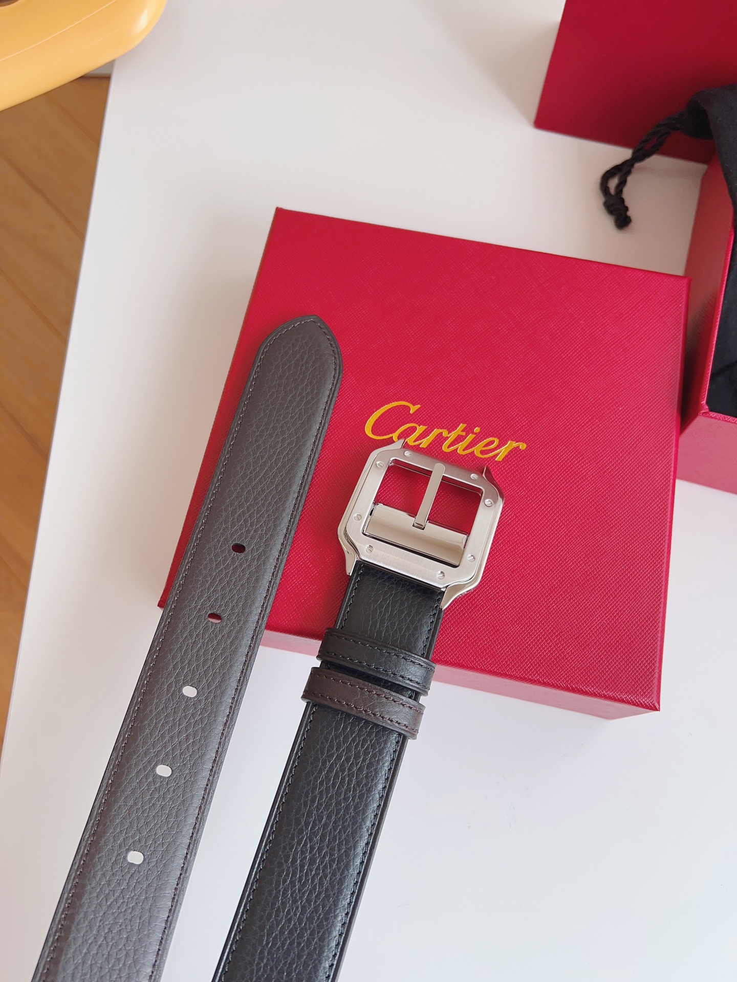 
Cartier（卡地亞）憑借匠心傑作展現與眾不同的美感，融合精湛工藝與經典設計，演繹雋永風格；瀟灑不羈，果敢獨立！此款式易搭配服飾；休閒正裝兩相宜。皮帶寬度：35mm