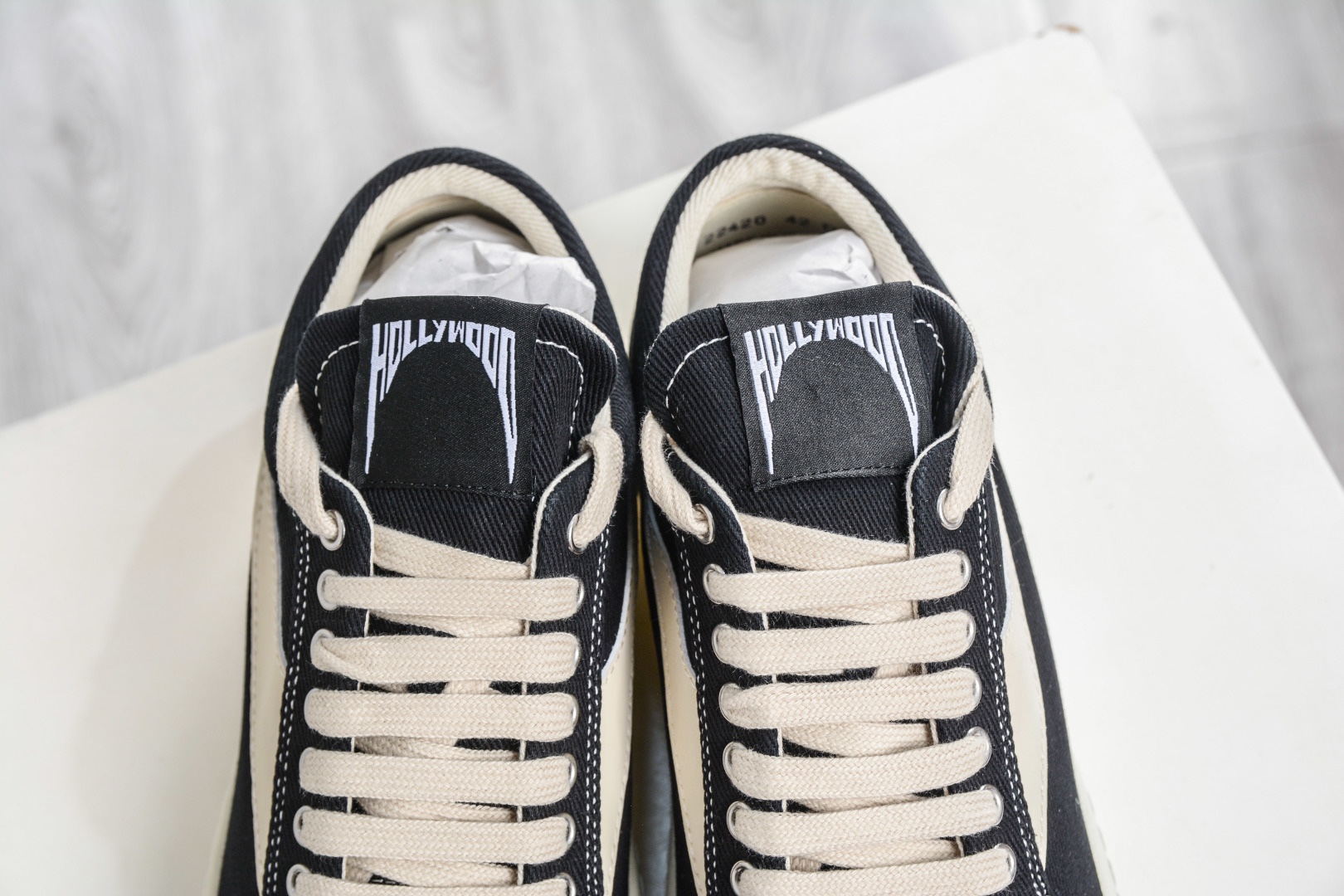 RICK OWENS/RO Hollywood 歐文斯 圓頭系帶低幫板鞋 
尺碼:35 36 37 38 39 40 41 42 43 44 45