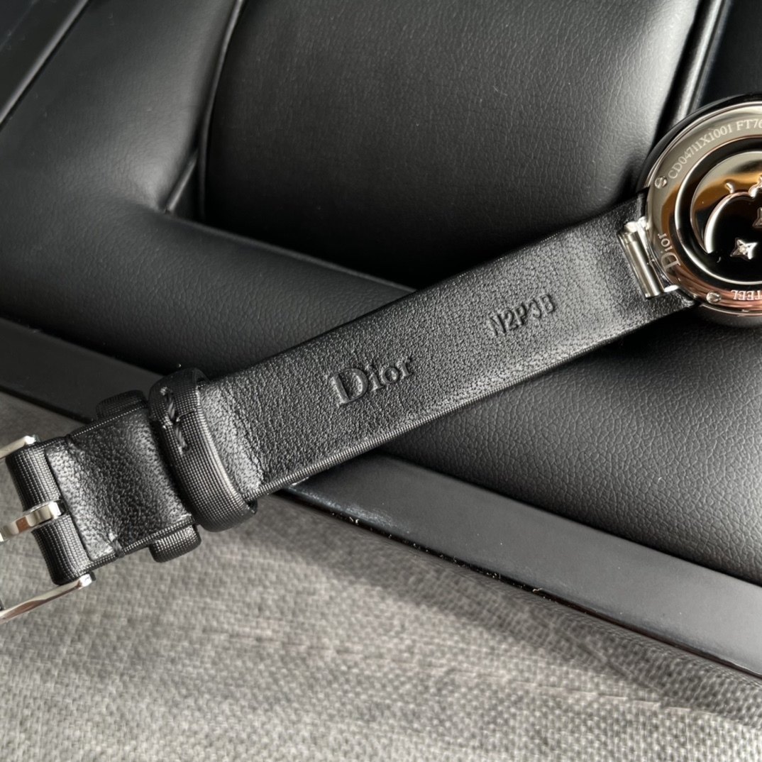 迪奧 今年最火的女表！LA D DE DIOR ROSE CÉLESTE 腕表，光看名字就不簡單！正面珍珠貝母底座，黃金雕琢的太陽圖案，背殼是拋光彎月圖案以及三顆鑲嵌鑽石的璀璨星辰。石英機芯，錶盤直徑25㎜，日常防水30米，沒太多功能，本身就是時裝表，你把它看作一個飾品就行。