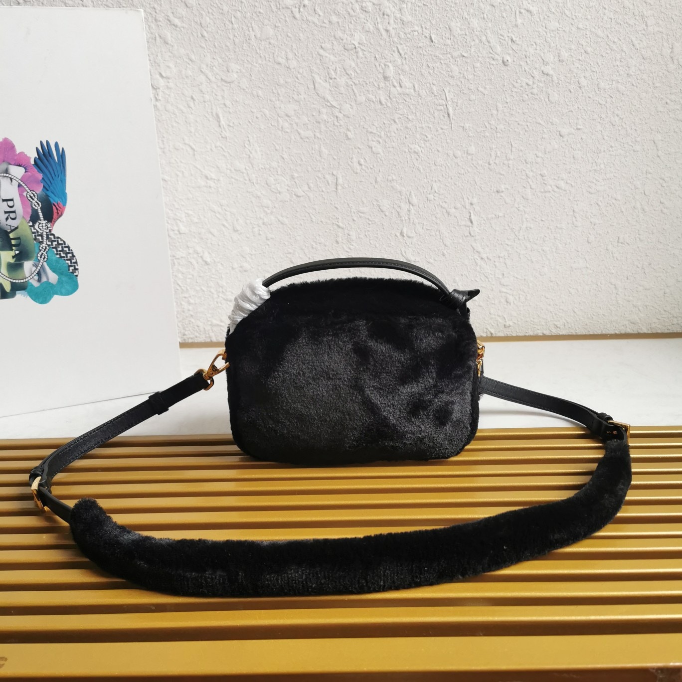 【 原單】🎉最新款迷你手袋🎉1BH208羊毛🎉🎉這款迷你手袋結構挺括，風格百搭，搭配柔軟的羊毛皮，彰顯冬日魅力。皮革細節與雙向拉鍊開合和金屬五金配件錦上添花，飾有塗琺瑯三角形金屬徽標。內配進口小羊皮，上身效果非常酷/時尚，冬天必備爆款🎉寶寶們，趕緊入手吧
尺寸：長19.5x高13x底6cm