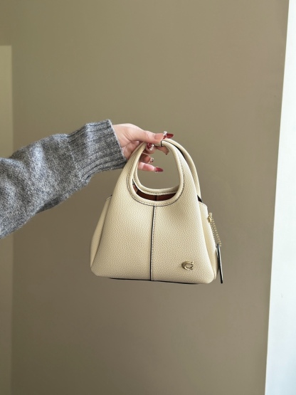 Coach新款首發🔥Lana19 mini號
尺寸：19✖️17cm
精緻小巧，簡約時尚
可手拎，可斜挎 ☑️小號 奶白色
尺寸：19✖️17cm