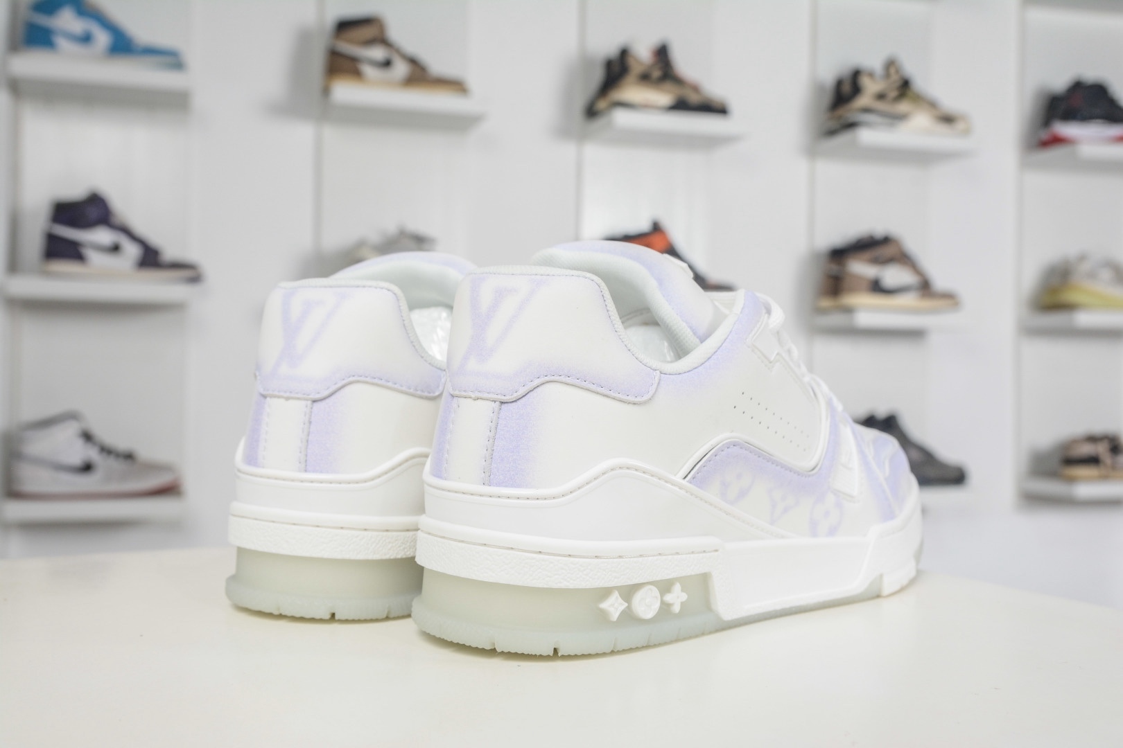 Louis Vuitton Trainer 系列板鞋 
Size：36 37 38 39 40 41 42 43 44 45 (偏大一碼）