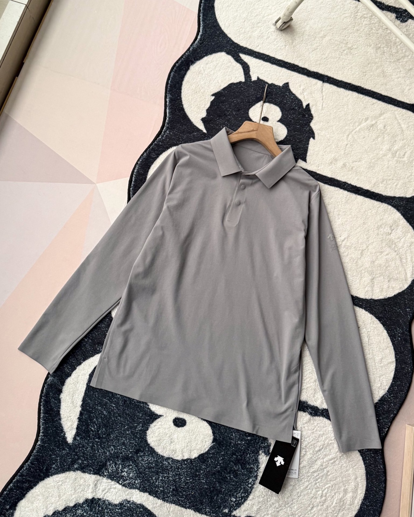 春季新款DESCENTE迪桑特吸濕長袖防曬+抗菌SECOt恤翻領POLO
2026春季新款
大身採用迪桑特自研面料，具有吸濕速乾，UPF215+防曬及Polygiene抑菌功能門襟採用激光切割工藝，結合肩部超聲波貼合工藝，提升細節品質感領口，門襟及下擺均採用熱壓工藝，外觀平整
頻繁穿梭於不同目的地航站樓，美學與實用兼具的著裝是應對高強度，快節奏，多場景工作的基礎。將戶外防護功能面料與都市生活設計剪裁兼容並蓄，實現全日多場景無縫切換讓戶外成為生活的新常態。