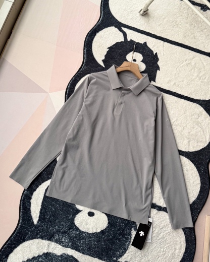 春季新款DESCENTE迪桑特吸濕長袖防曬+抗菌SECOt恤翻領POLO
2026春季新款
大身採用迪桑特自研面料，具有吸濕速乾，UPF215+防曬及Polygiene抑菌功能門襟採用激光切割工藝，結合肩部超聲波貼合工藝，提升細節品質感領口，門襟及下擺均採用熱壓工藝，外觀平整
頻繁穿梭於不同目的地航站樓，美學與實用兼具的著裝是應對高強度，快節奏，多場景工作的基礎。將戶外防護功能面料與都市生活設計剪裁兼容並蓄，實現全日多場景無縫切換讓戶外成為生活的新常態。