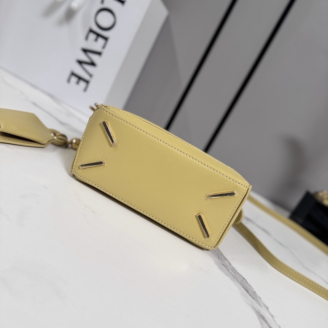 LO℮w℮🌟新款 迷你納帕羊皮革 Featherlight Puzzle 手袋 以別具一格的幾何線條勾勒長方體造型。柔軟輕盈的納帕皮革為手袋注入隨性慵懶的風格。可肩背、斜挎或手提
可拆卸可調節肩帶，飾有旋轉卡扣*拉鍊開合，鉸接式拉鍊頭 一個外部拉鍊後袋，一個內部插袋*可拆卸 LOE**WE 燙金或燙銀標籤，飾有隱秘口袋和氣球骰子*長方形金屬腳釘 納帕羊皮革襯里 Anagram 壓紋、飾牌內部鐫刻 LOE**WE.
型號：062511
size:17.5*7.5*12.5CM（配全套包裝）