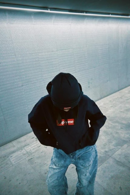 Supreme FW24 WEEK17 Box Logo Hooded Sweatshirt 胸前徽標刺繡logo口袋連帽衛衣帽衫
面料460克 高克重 面布質感強 韌性好 衣服收針處都有打套結（起到加固 久穿不變形 市面普通版本是沒有的哦） 歡迎對比 品質保證
F 尺碼：S M L XL