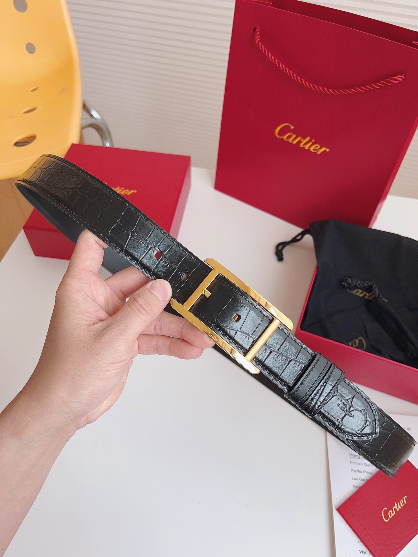 
Cartier（卡地亞）憑借匠心傑作展現與眾不同的美感，融合精湛工藝與經典設計，演繹雋永風格；瀟灑不羈，果敢獨立！此款式易搭配服飾；休閒正裝兩相宜。皮帶寬度：35mm