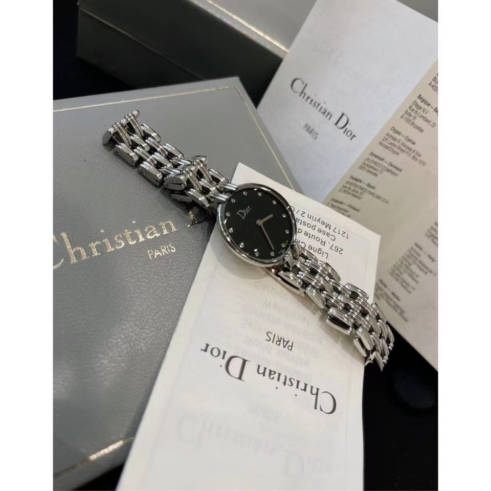 Dior vintage中古腕表
❣️原單 復古的魅力，絕對的經典！
❗️原包裝盒➕全套說明書/卡片
‼️2.6cm錶盤，完美尺寸，適合女性化的搭配風格～
無邊表鏡設計，錶盤纖薄有弧度，最具價值與收藏的中古.