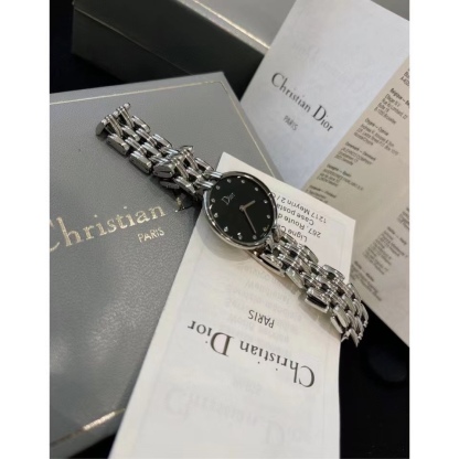 Dior vintage中古腕表
❣️原單 復古的魅力，絕對的經典！
❗️原包裝盒➕全套說明書/卡片
‼️2.6cm錶盤，完美尺寸，適合女性化的搭配風格～
無邊表鏡設計，錶盤纖薄有弧度，最具價值與收藏的中古.