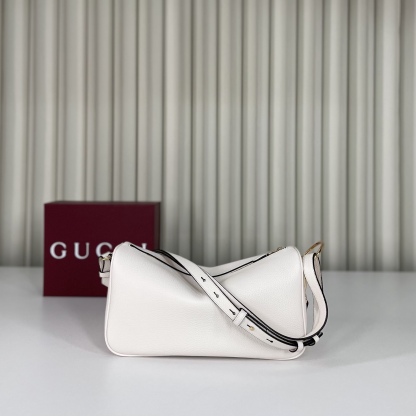Gucci Half Horsebit系列中號肩背包，煥新呈現Gucci Half Horsebit系列，以現代風格煥新演繹品牌最具標誌性的元素之一。該系列巧妙融蘊休閒廓形與標誌性的半馬銜扣配件，這也是其名稱的由來。款號860787白皮，尺寸31.5X17X12