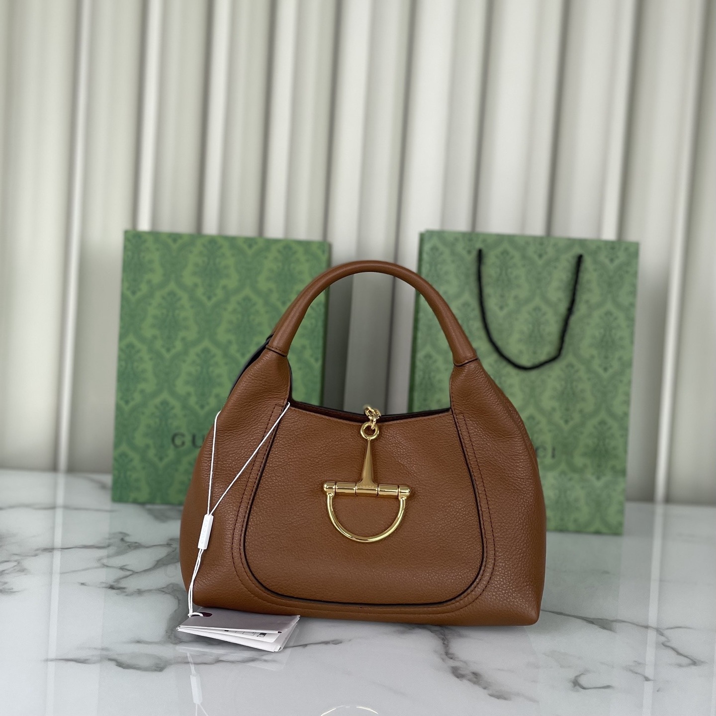 Gucci Softbit系列小號肩背包，匠心融蘊半馬銜扣造型品牌經典馬術風格配件。提手高15釐米，磁扣開合，款號837467棕皮，尺寸27.5X21X16