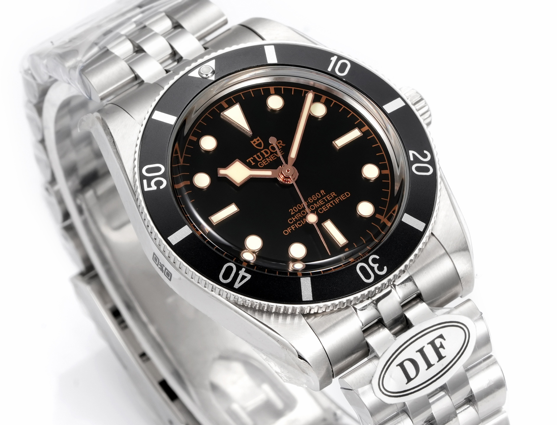 DIF 最強副本 
DIF隆重推出帝舵碧灣54型M79000N腕表，
37mm表殼貼合手腕，佩戴舒適，啞光錶盤簡約大氣，質感細膩，無日曆設計化繁為簡，回歸純粹讀時體驗，以純粹精神和現代表達方式，向1954年問世的品牌首款潛水表-7922型獻上最真誠的敬意！
DIF匠工精神 整表配備導角精磨不拉手 注重細節 質感無敵 搭載丹東定制一檔機芯 日誤差僅3-5秒幾乎0反修 超穩定！
錶帶均為CNC通體成型拉絲工藝錶帶 非小廠組裝片！配備帝舵表“T-fit”表扣 可滑軌微調
超強瑞士夜光刻度 盤面字體油壓立体