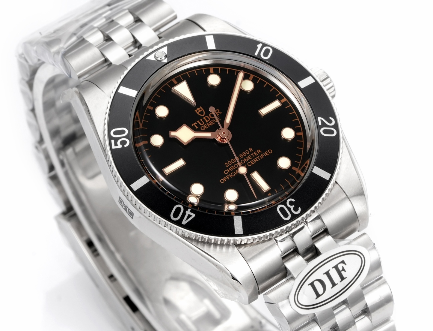 DIF 最強副本 
DIF隆重推出帝舵碧灣54型M79000N腕表，
37mm表殼貼合手腕，佩戴舒適，啞光錶盤簡約大氣，質感細膩，無日曆設計化繁為簡，回歸純粹讀時體驗，以純粹精神和現代表達方式，向1954年問世的品牌首款潛水表-7922型獻上最真誠的敬意！
DIF匠工精神 整表配備導角精磨不拉手 注重細節 質感無敵 搭載丹東定制一檔機芯 日誤差僅3-5秒幾乎0反修 超穩定！
錶帶均為CNC通體成型拉絲工藝錶帶 非小廠組裝片！配備帝舵表“T-fit”表扣 可滑軌微調
超強瑞士夜光刻度 盤面字體油壓立体