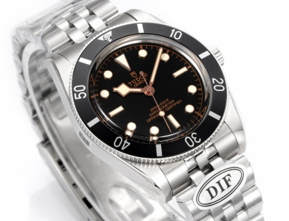 DIF 最強副本 
DIF隆重推出帝舵碧灣54型M79000N腕表，
37mm表殼貼合手腕，佩戴舒適，啞光錶盤簡約大氣，質感細膩，無日曆設計化繁為簡，回歸純粹讀時體驗，以純粹精神和現代表達方式，向1954年問世的品牌首款潛水表-7922型獻上最真誠的敬意！
DIF匠工精神 整表配備導角精磨不拉手 注重細節 質感無敵 搭載丹東定制一檔機芯 日誤差僅3-5秒幾乎0反修 超穩定！
錶帶均為CNC通體成型拉絲工藝錶帶 非小廠組裝片！配備帝舵表“T-fit”表扣 可滑軌微調
超強瑞士夜光刻度 盤面字體油壓立体