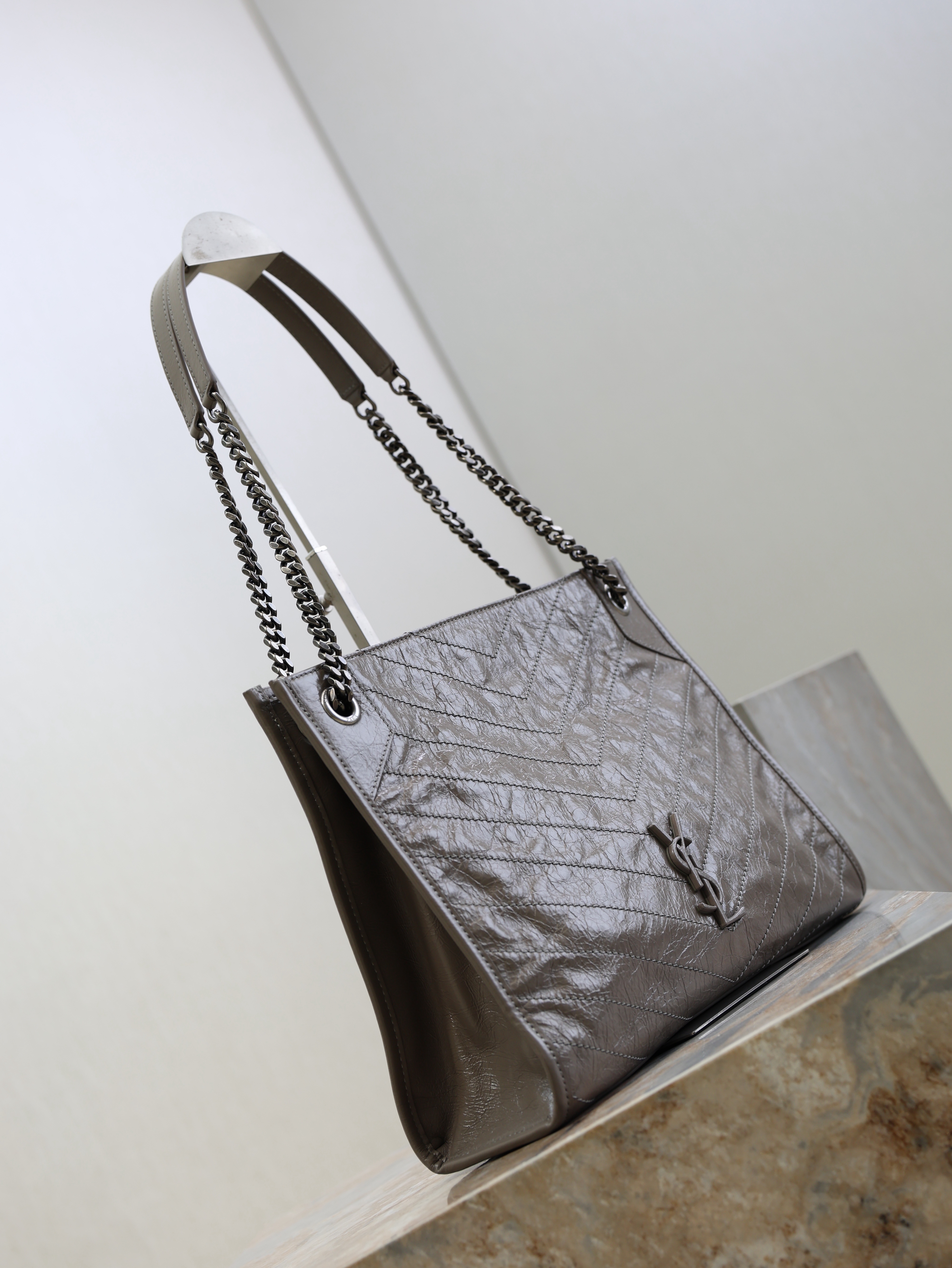 灰色·
Niki shopping bag_
意大利進口抓皺油蠟牛皮，五金是全牛皮包裹，工藝十分精湛！包袋中間有磁吸扣，保障了包包使用的安全性；內里有一拉鍊隔層及敞口插槽設計可放手機及零錢卡片，方便拿取，不會出現因為是大包而出現找不到東西的情況；包包自重非常輕，容量又足夠大，公文包、旅行包、購物袋、媽媽包隨意切換，實用性爆表！
型号：577999
尺寸：33x27x11.5cm