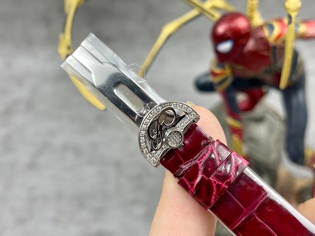 [玫瑰][玫瑰]最強 升級版 頂級 復刻女款 寶璣那不勒斯皇后系列，
【表殼】腕表尺寸分別為中號36.5x28.5毫米 
鵝卵形表殼高雅大氣，表殼外緣飾有錢幣紋。表圈和表殼周圍鑲嵌共117顆施華洛水晶（約0.99克拉）。表冠處鑲有一顆梨形晶石（約0.26克拉）
【精彩細節】
1.與原裝吻合，在表殼背部均打有貴金屬標識，效果清晰工整，彰顯腕表檔次。2.穹面玻璃，從側面看不僅有魚眼效果，還能折射鑽石帶來的璀璨光芒，更顯腕表高貴血統。
3.為了達到原裝K金質量的手感，調試了表殼內部結構的配重，做到重量與原版如出