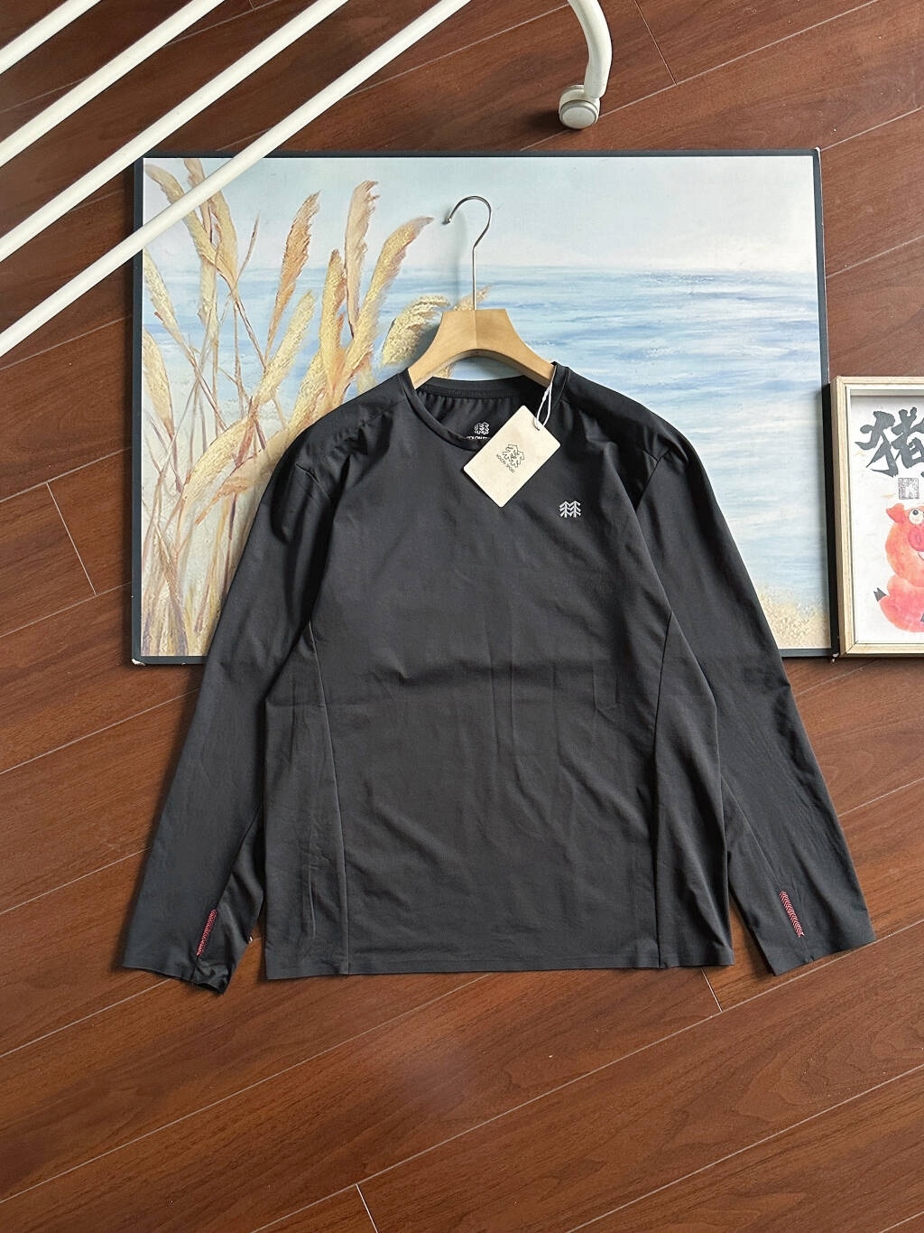 2026KOLONSPORT可隆馭馬迎風新春限定系列吸濕速乾長袖T恤CNYS-FUCTIONAL圓領長袖。打底衫本命年的情侶夫妻們！安排起來！料子很舒服 可隆休閒衣登山男女士彈力圓領戶外運動防曬長袖打底T恤！！可隆的內搭 SECO面料和 POLYGIENE銀鹽抗菌科技結合速乾，棉觸感，抗褶皺，耐洗護，基礎款圓領長袖T恤，具備高彈力、防曬性能背面 微拉絨處理，提高穿著舒適性！！面料：聚酯纖維80%  氨綸20%櫃子同步 迪家高端專業運動面料，精梳輕拉絨，親膚舒適，排汗吸濕！面料不易變形、不易褪色