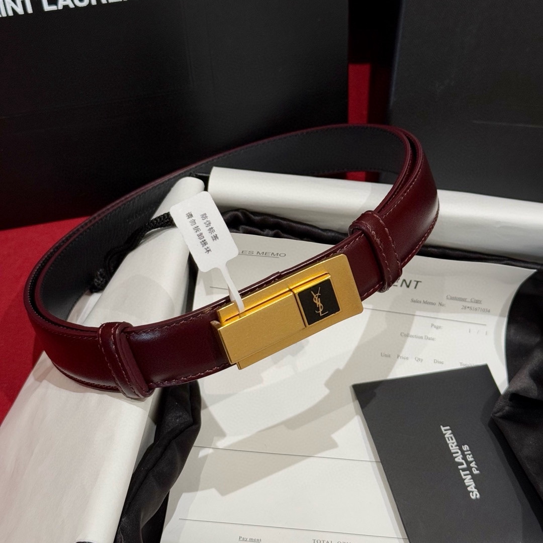 YSL頂級版復刻新寵腰帶
經典百搭款 搭配牛仔褲或者裙子都很好看 長短可調節 25mm寬 雙面進口小牛皮 精緻的真空鍍鈀搭扣飾有琺瑯字體效果