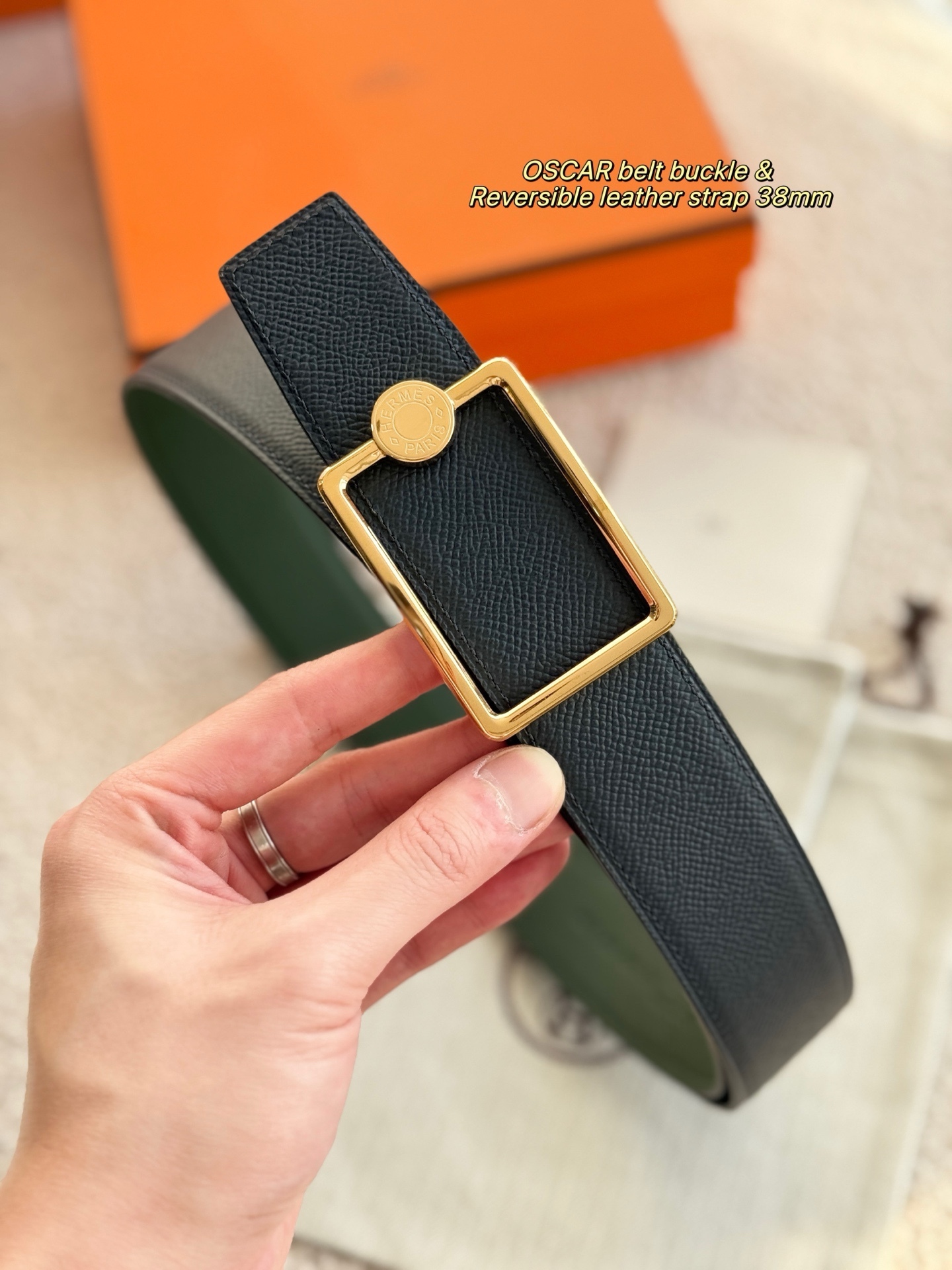 
❤️款 （ Y AA 080 ）OSCAR 搭配双面进口Epsom 皮 宽度38MM 以其精湛工艺高品质材料和经典设计备受推崇 是男士腰带顶级选择 简约大气 适合商务和休闲场合 产品手感细腻 不仅是实用配饰 更是身份与品味的象征 ❤️