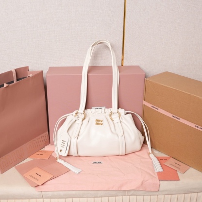 MIU中古腋下饺子包，全新植柔羊皮满满复古怀旧风情，搭配钢质做旧金属五金配件，质感高级典雅，袋口采用抽绳束口设计，细密的皱褶花边立体而俏皮，高级又不失慵懒随性，内搭全新条纹帆布里，配一个拉链隔层，独特的设计谁用谁好看