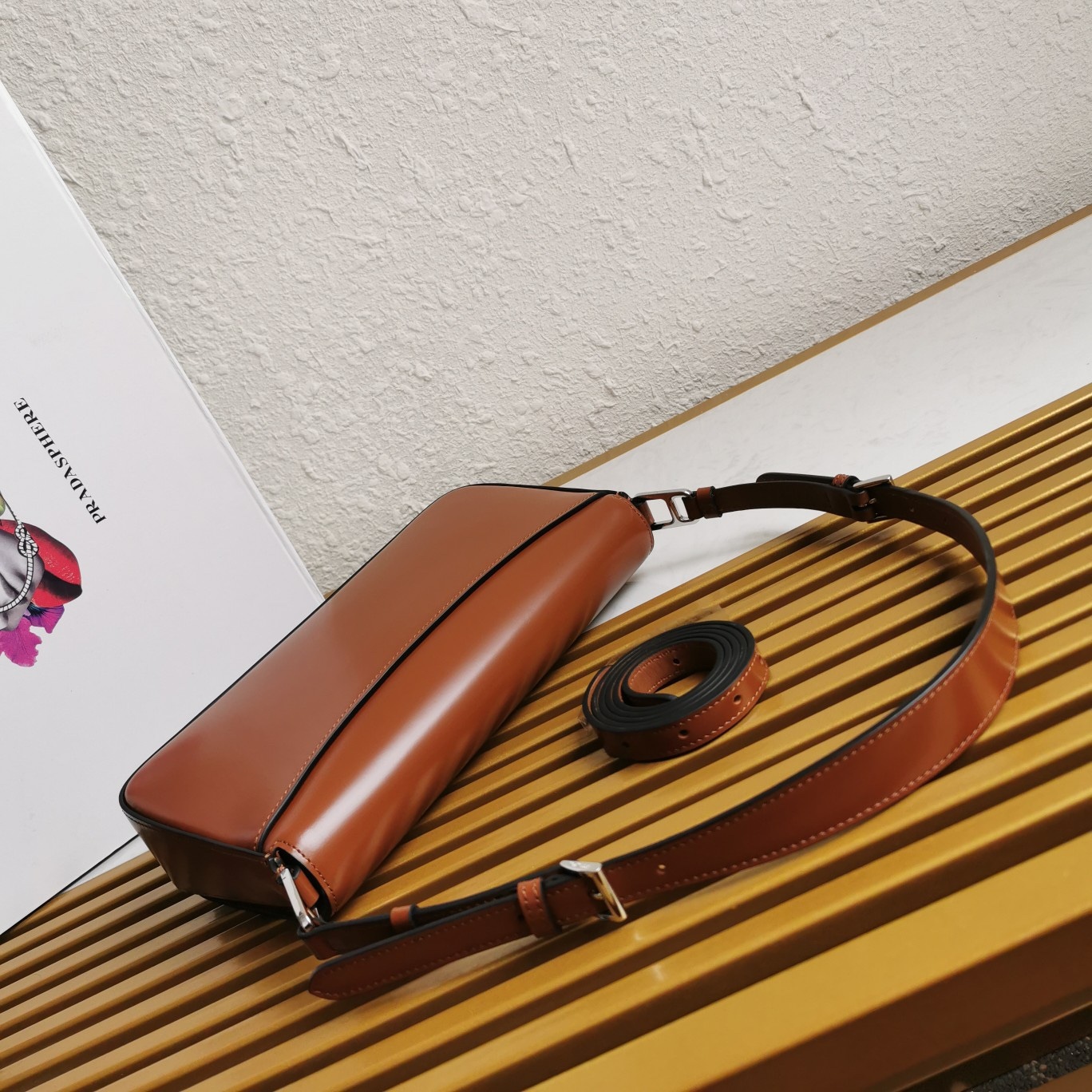 【 原單】🌹新款1BD323🎉🎉這款翻蓋式單肩包以充滿現代感👏採用進口牛皮，配有兩條可拆卸可交換長短肩帶。單肩/斜跨都可以。簡約優雅風尚、一眼相中復古又高級的包包，背上身秒變氣質女孩，容量空間大，各種百搭又時尚😘又是一款永久不過時暴款🙊趕緊入手吧🎉尺寸：長26x高12x底4.8cm🎉🎉🎉👏👏！