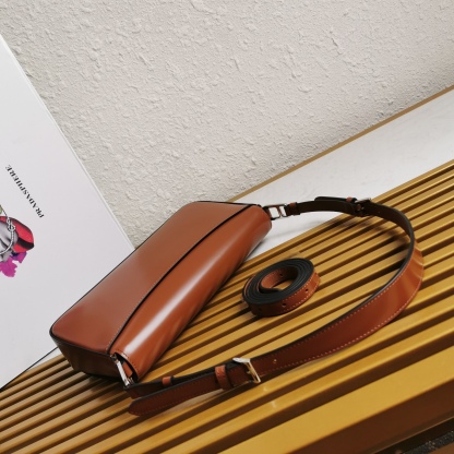 【 原單】🌹新款1BD323🎉🎉這款翻蓋式單肩包以充滿現代感👏採用進口牛皮，配有兩條可拆卸可交換長短肩帶。單肩/斜跨都可以。簡約優雅風尚、一眼相中復古又高級的包包，背上身秒變氣質女孩，容量空間大，各種百搭又時尚😘又是一款永久不過時暴款🙊趕緊入手吧🎉尺寸：長26x高12x底4.8cm🎉🎉🎉👏👏！