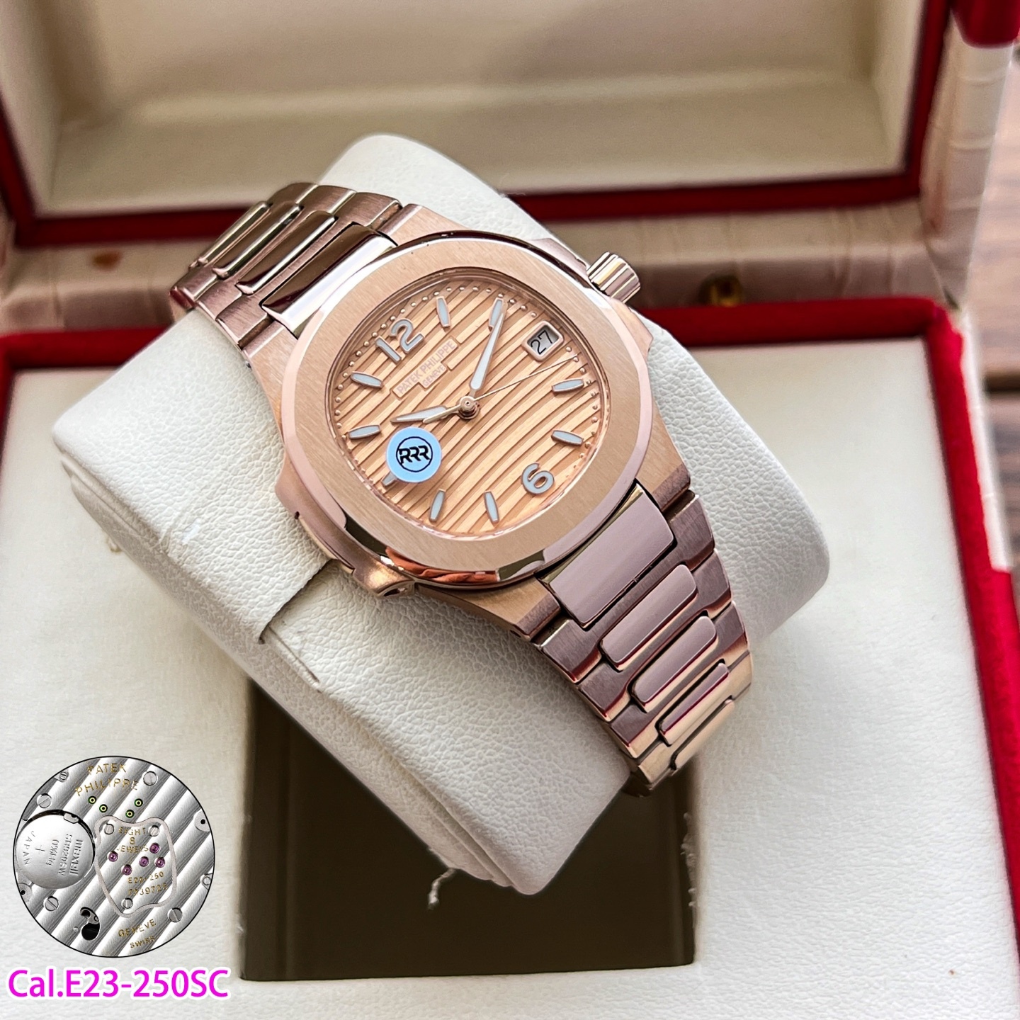 RRR廠聯合瑞士設計師耗時兩年，重金打造天花板PP鸚鵡螺7010系列！原版起模還原數據，達到1：1精細對版。
亮點1️⃣
秒殺市面絕大多數石英女表，搭載🫱🏻🫱🏻（瑞士原裝Cal.E 23-250SC機芯）🫲🏻🫲🏻絕無僅有！0誤差0故障。
亮點2️⃣
字面採用瑞士鋁酸鍶鹽（無放射性）夜光塗層工藝，結合光學塗層增強吸光效率，延長余暉時間，還原原版姿態，讓佩戴者在夜晚更顯靚麗。
亮點3️⃣
原版尺寸：32mm直徑，6.9mm厚度。此款鸚鵡螺女款不僅擁有優雅運動風格，還增加了幾分柔美